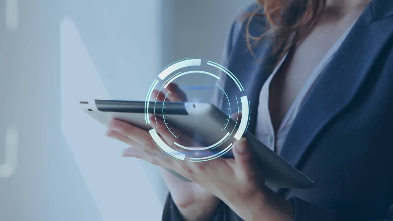 animación de escáner redondo de neón sobre mujer de negocios biracial usando tableta digital en la oficina