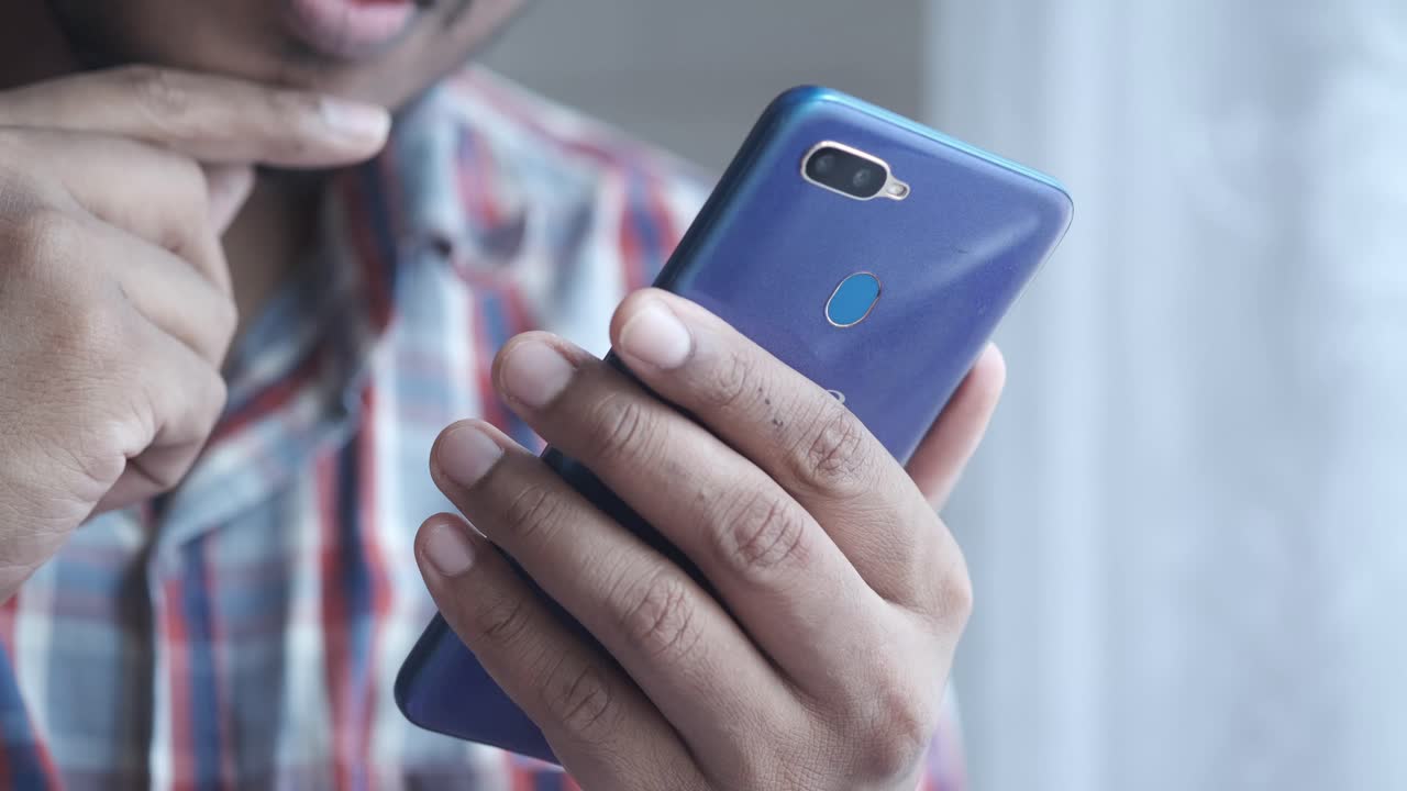 보라색 스마트폰을 사용하는 남자