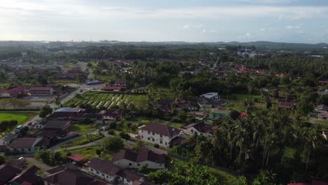 Milde,-Sonnige-Nachmittagsaufnahme-Mit-Schwenk-Nach-Oben,-Die-Dorfhäuser-In-Melaka,-Malaysia-Mit-Vielen-Bäumen-Am-Nachmittag-Enthüllt