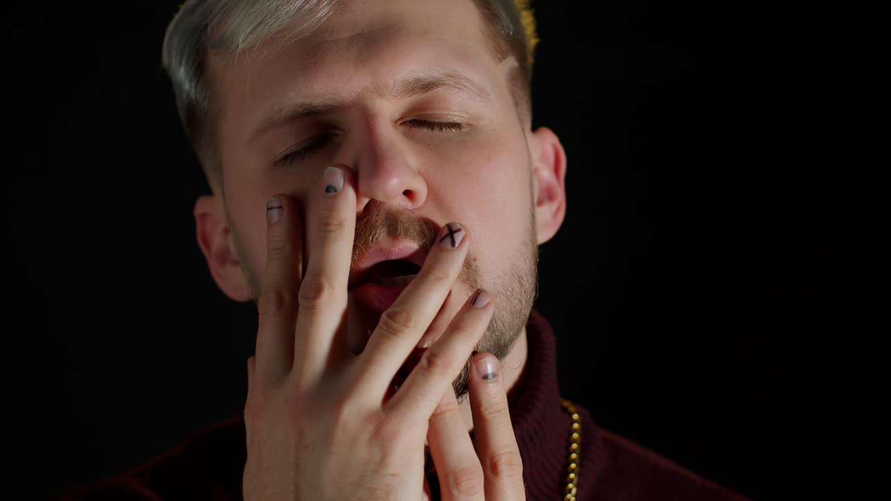 hombre elegante y confiado con ojos azules mirando a la cámara, posando, sintiendo felicidad, diversión, disfrute