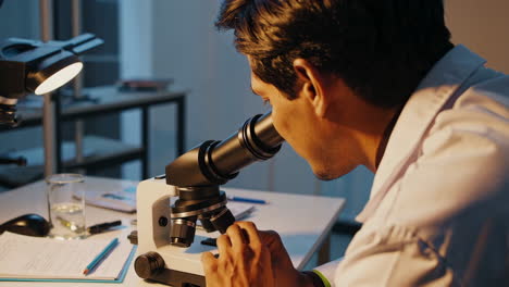 científico trabajando con un microscopio en un laboratorio