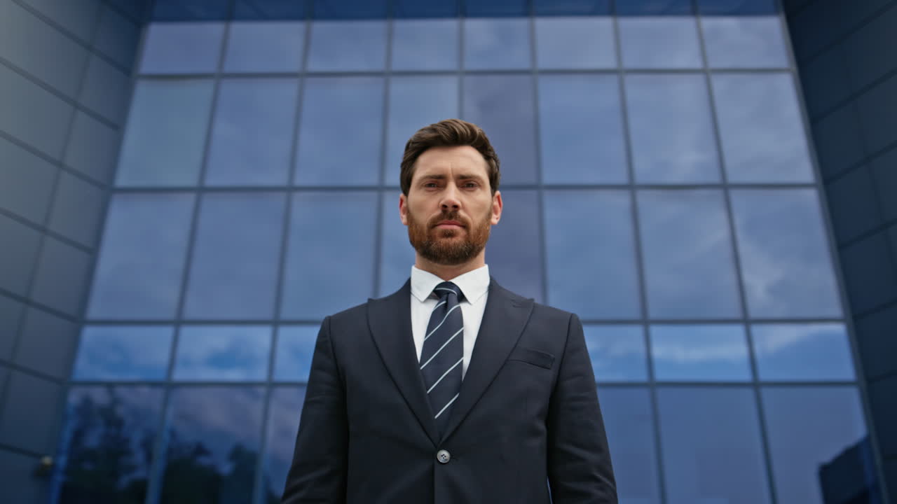 hombre de negocios confiado en traje