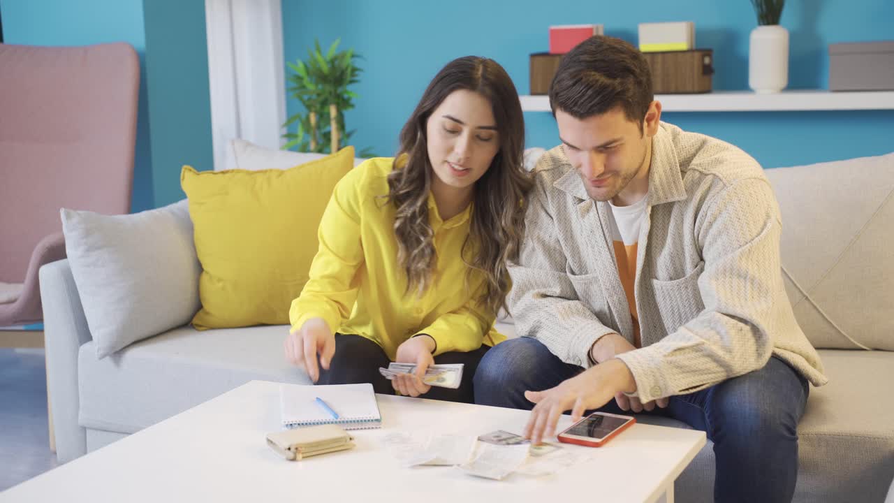 una pareja feliz y consciente calcula su presupuesto familiar, paga sus deudas y hace cálculos.