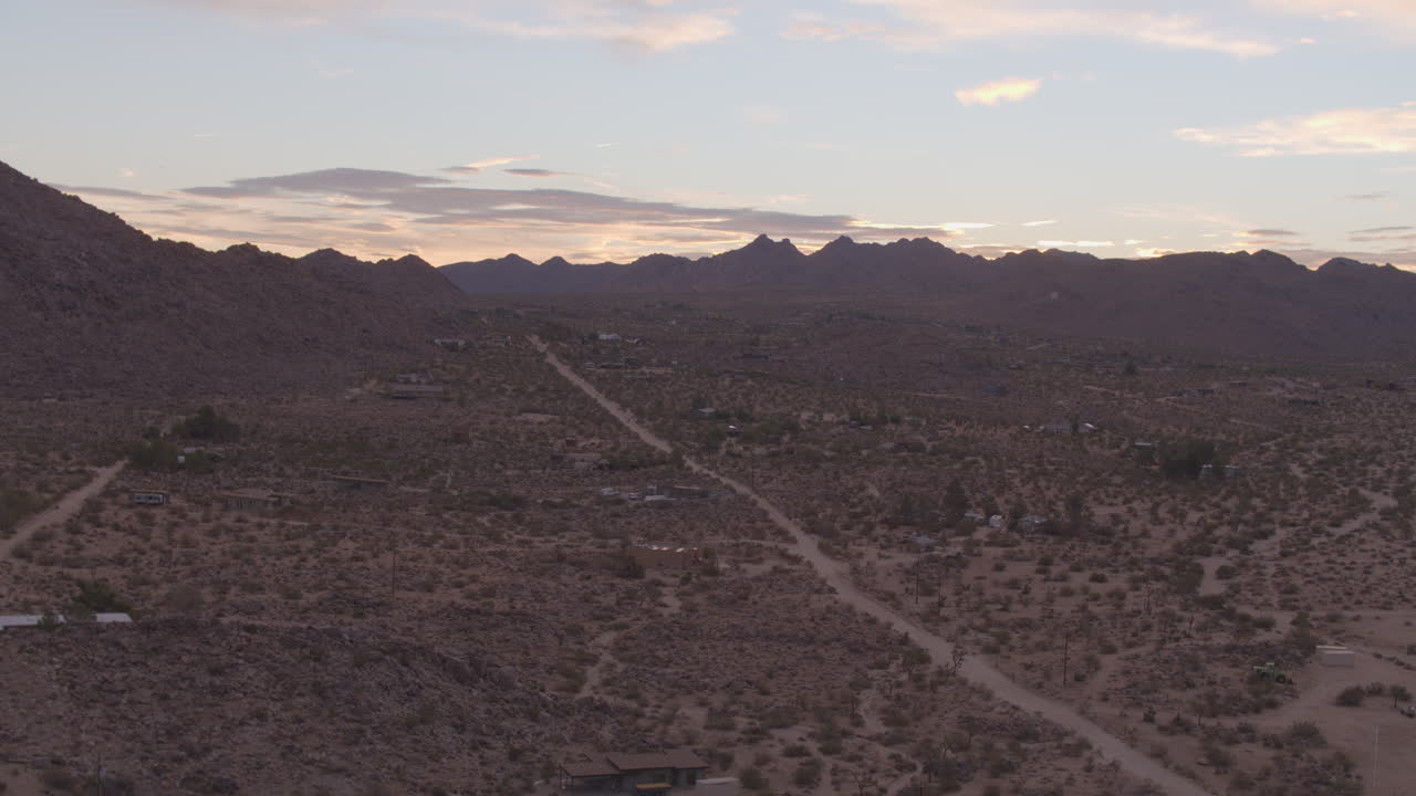boom aéreo sobre el hermoso paisaje desértico en joshua tree, california al amanecer
