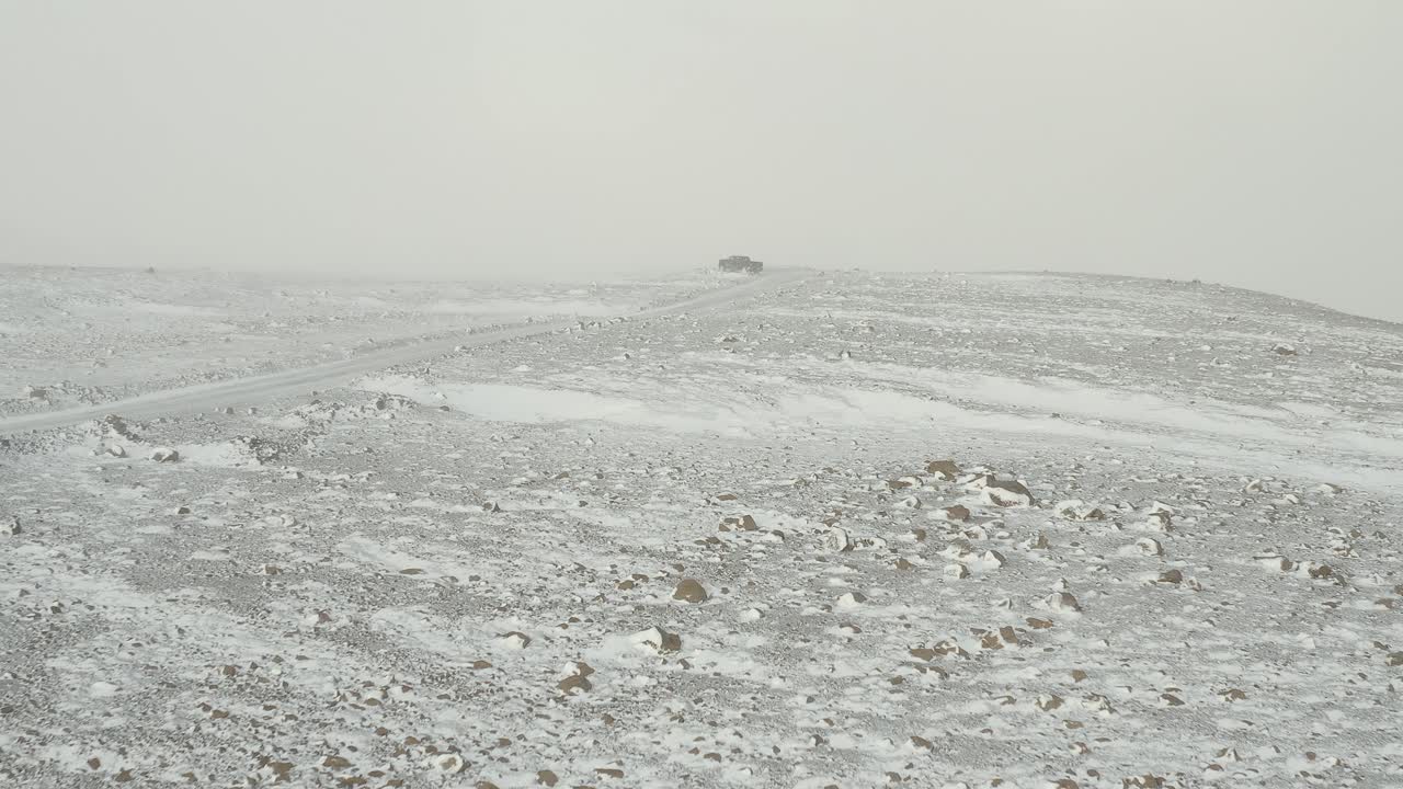 冰川在雪暴期间飞向停在f路的汽车