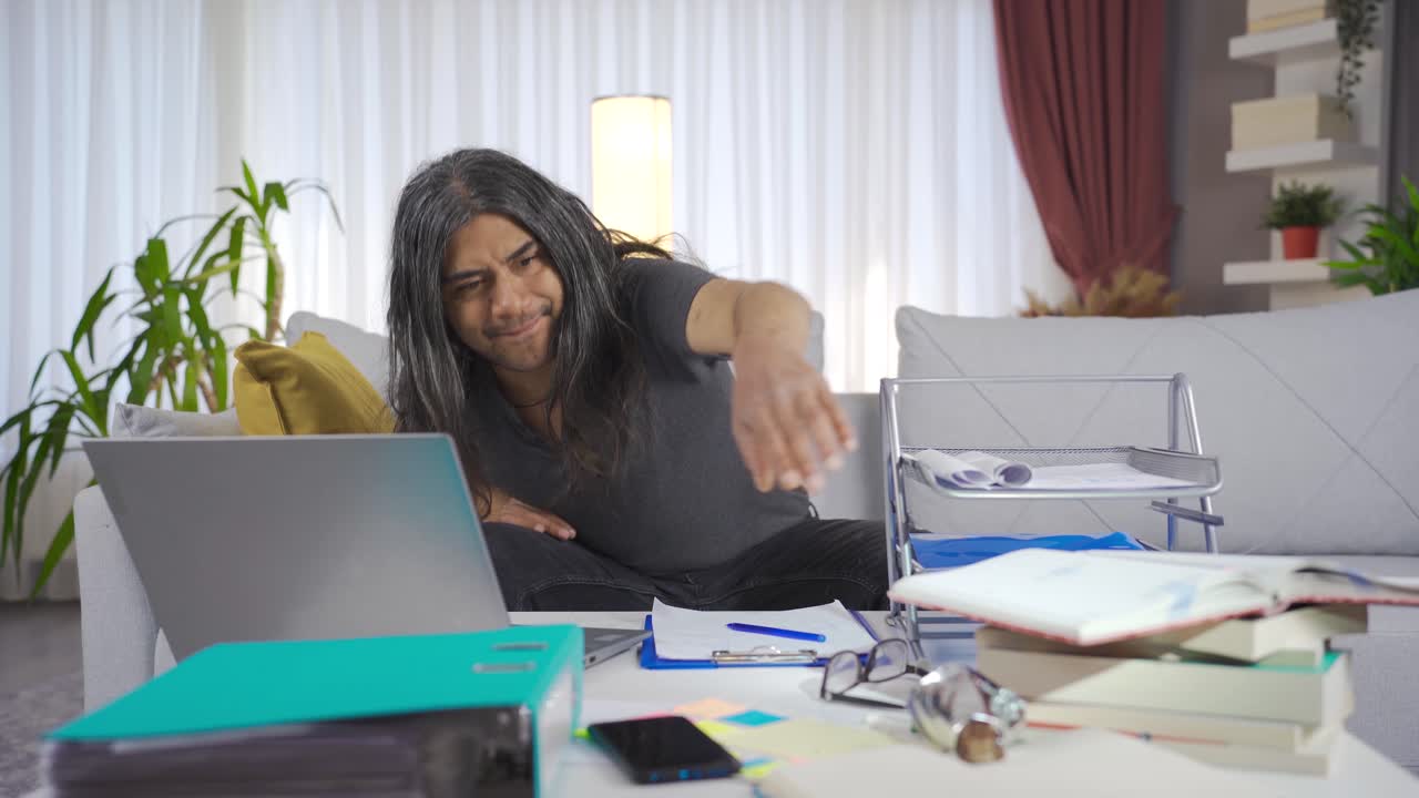 un hombre perezoso hambriento es perezoso para cocinar y comer bocadillos.