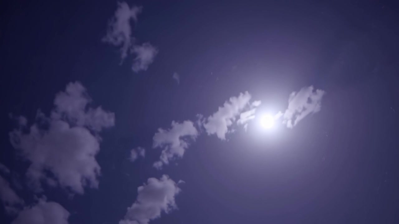 Time-lapse de Nuvens se Movendo Pelo Céu Noturno com Lua Brilhante