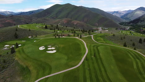 Vista-Aérea-De-Drones-Del-Campo-De-Golf-Entre-El-Valle-En-Sun-Valley-Idaho