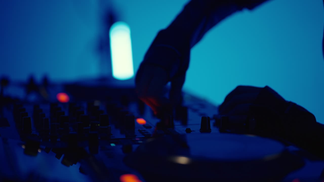 dj mezclando música en un club nocturno