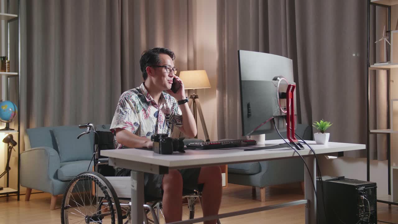 체어 에 앉아 집 에서 컴퓨터 를 사용 하는 사람