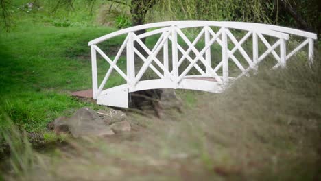 Plano-Medio-De-Un-Hermoso-Puente-Romántico-Blanco-Decorado