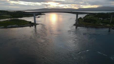 los remolinos de la vorágine de saltstraumen, nordlandia, noruega vista aérea hermosa naturaleza