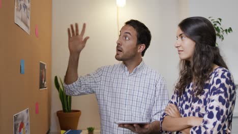 profesionales creativos de la generación del milenio trabajando en una oficina creativa