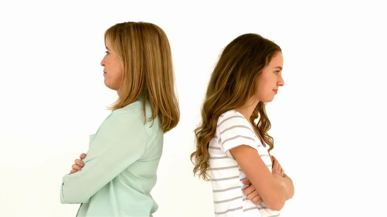 논쟁 후 어머니와 딸