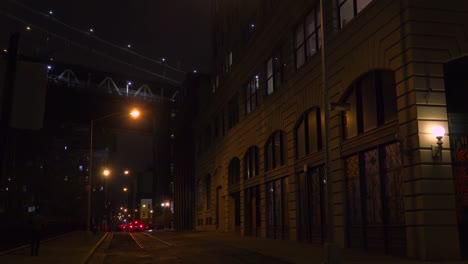 Aufnahme-Von-Lagerhäusern-Unter-Der-Brooklyn-Bridge-Mit-U-Bahn-Übergang-Sub