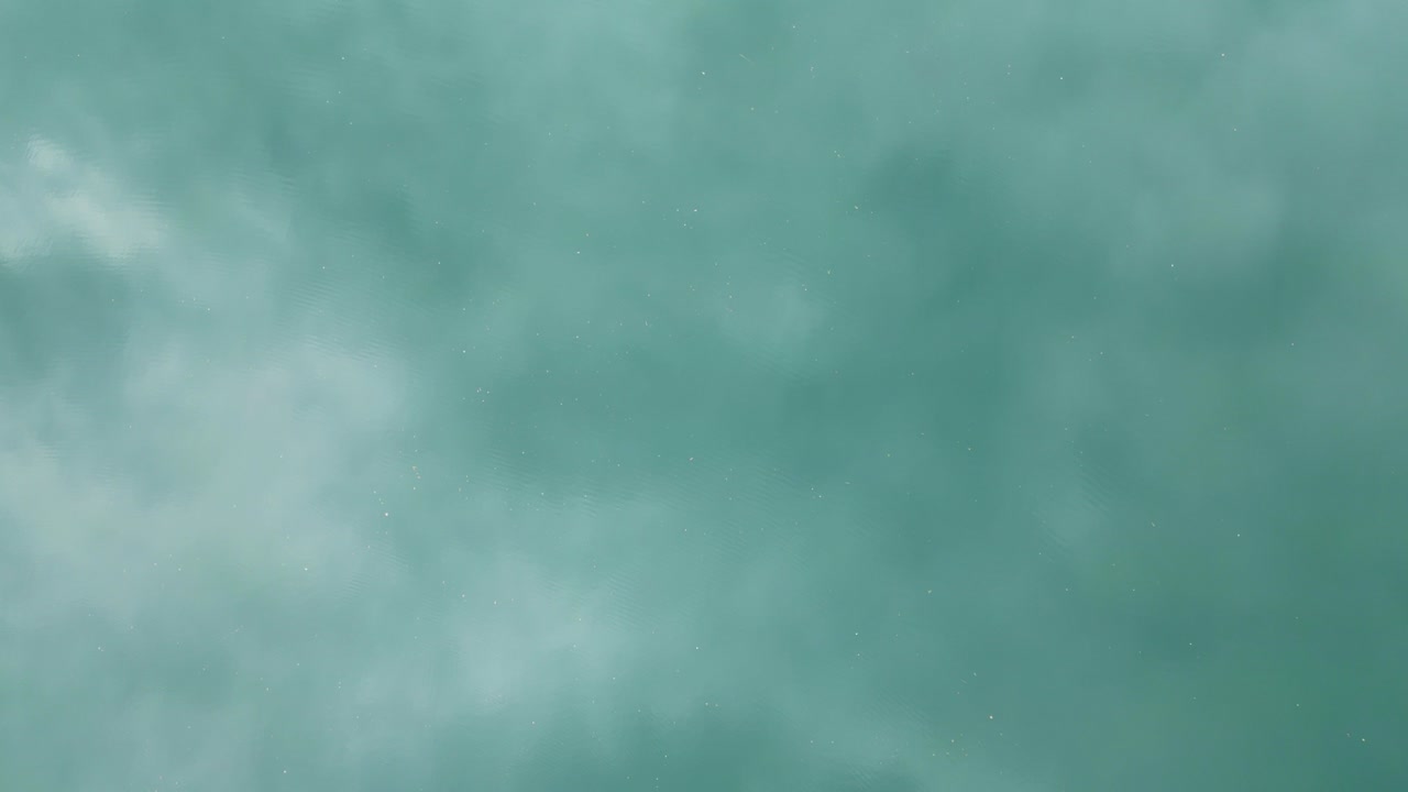 강 위에서, 드론  ⁇