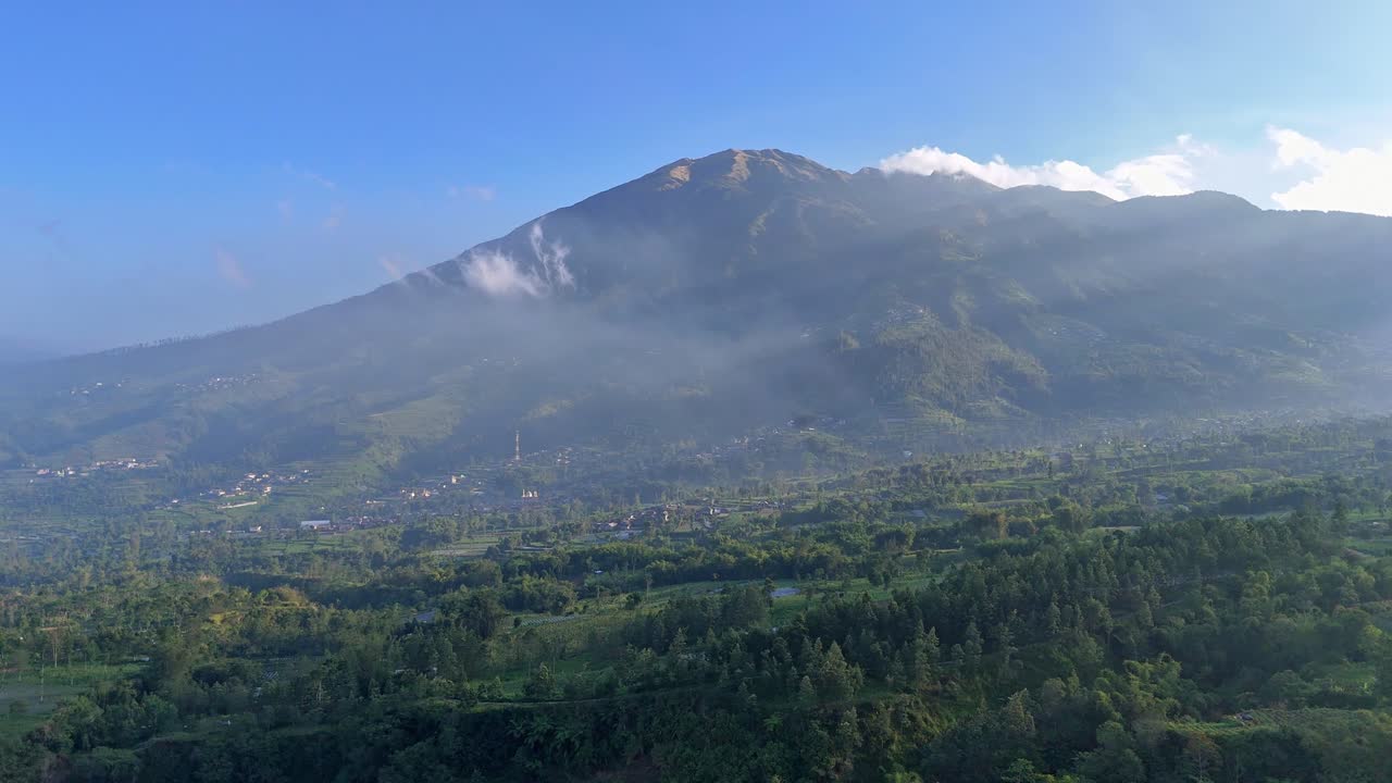 Pemandangan Udara Lembah Gunung yang Menakjubkan