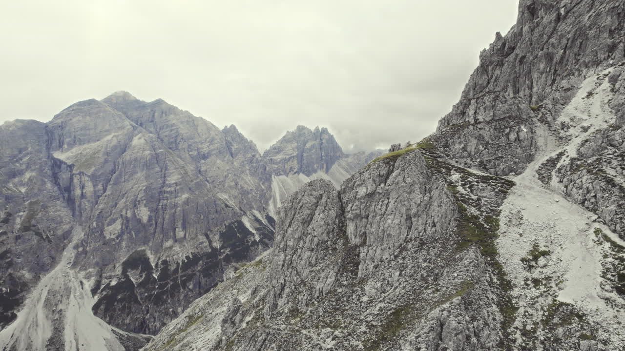 hermosa antena de montañas alpinas 11er-3