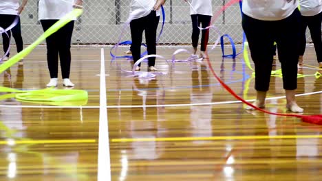 Damen-Machen-Choreografie-Mit-Bunten-Bändern-Für-Rhythmische-Gymnastik