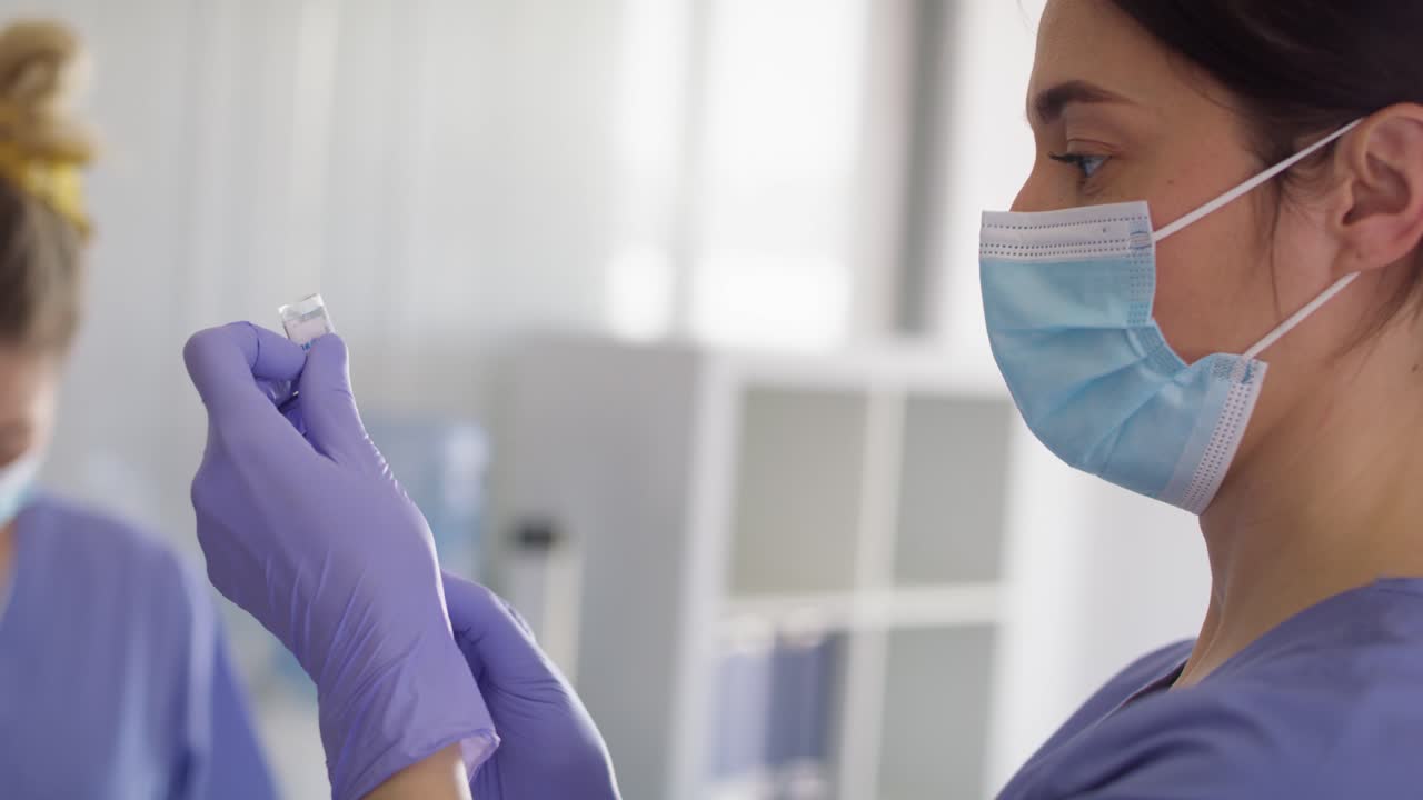 video de una doctora preparando a una mujer para la vacunación
