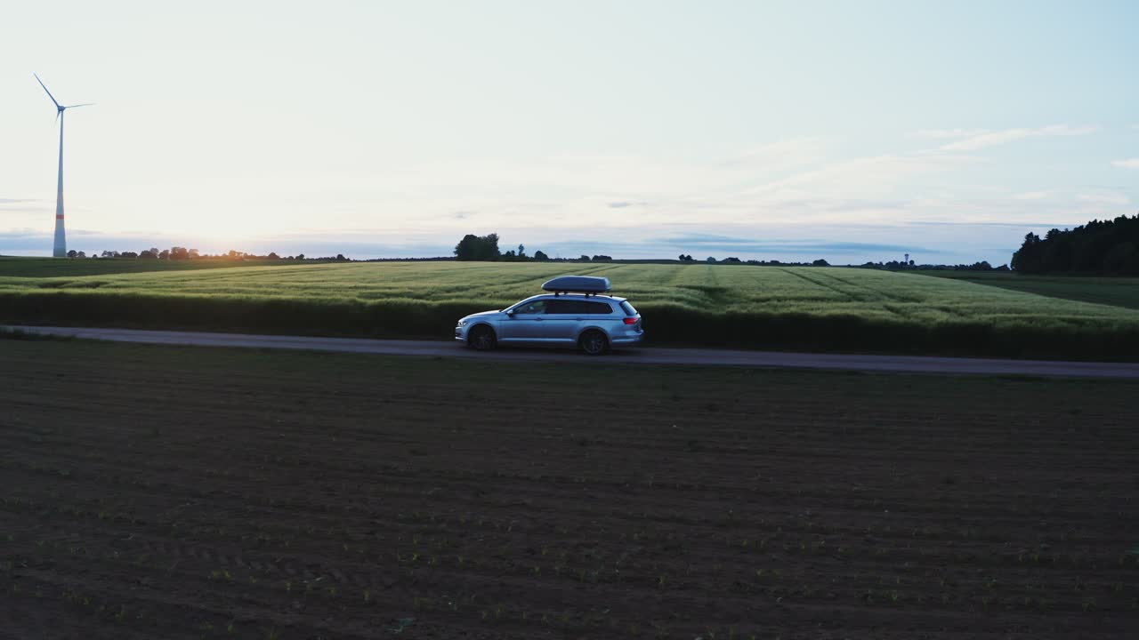 해가 지는 시골 드라이브