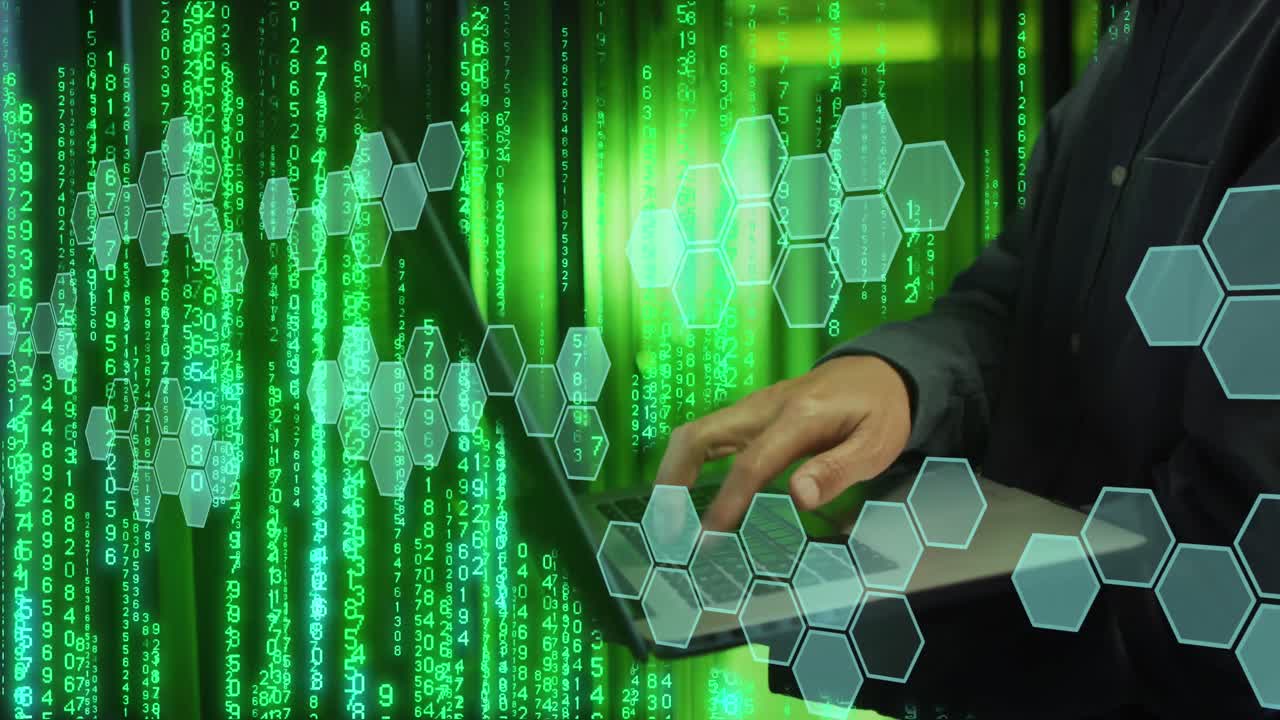 animación de procesamiento de datos sobre hombre caucásico con servidores de computadoras portátiles