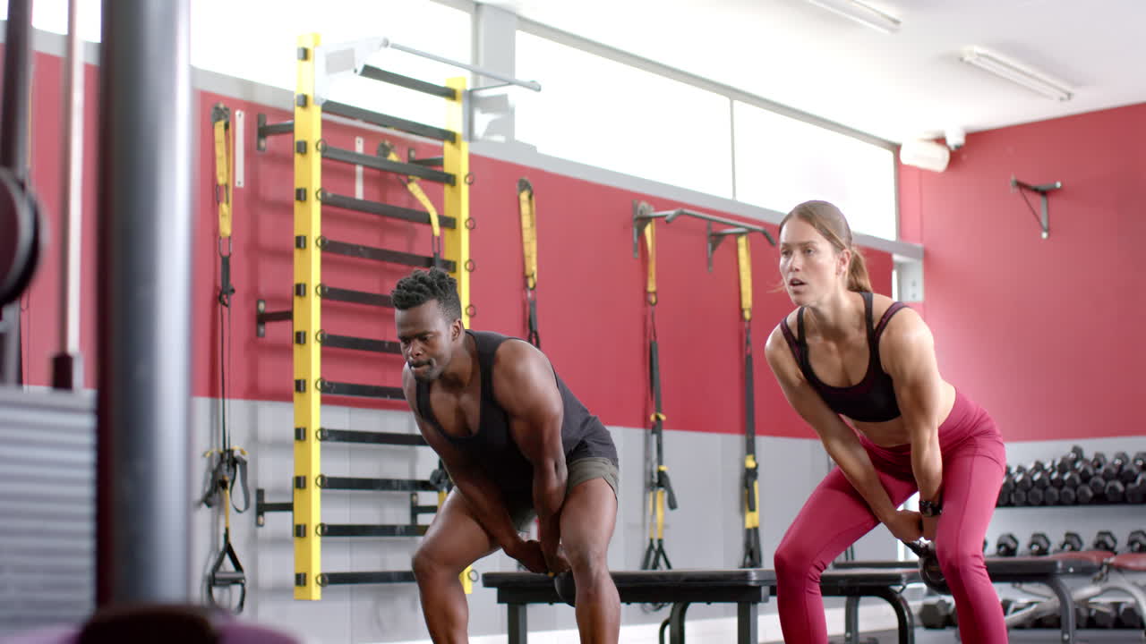 ejercicios de pareja diversos en un gimnasio con kettlebells