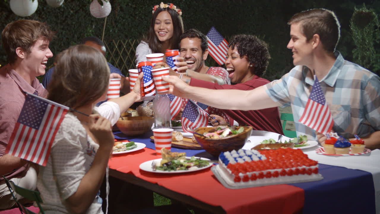 amigos haciendo un brindis para celebrar el 4 de julio en la fiesta