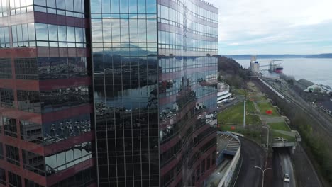 Horizonte-Del-Centro-De-Tacoma-Con-Reflejo-Del-Monte-Rainier-En-El-Exterior-De-Vidrio-En-Washington