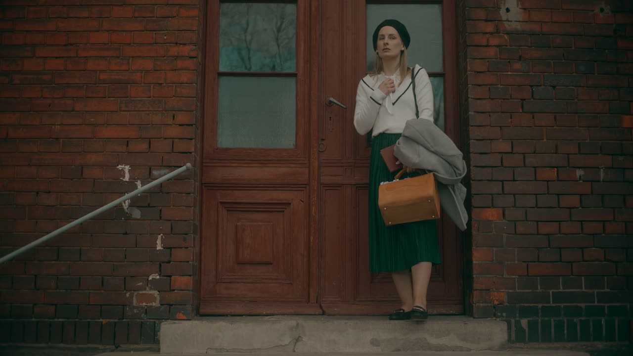 문 에 기대어 있는 사려 깊은 여자 들