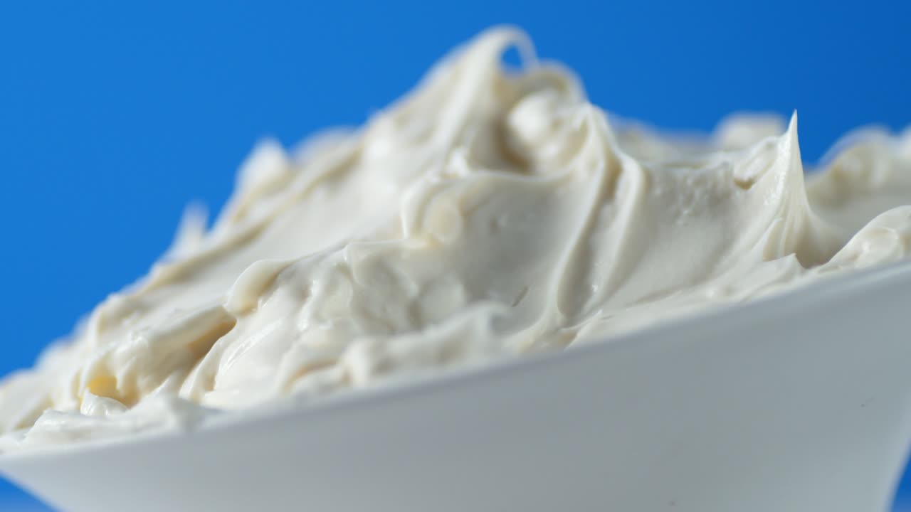 마스카포네 치즈의 접시가 천천히 회전합니다.