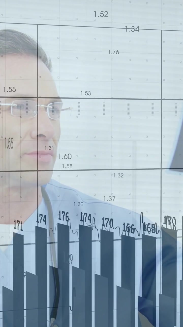 Video verticale: Medico uomo che esamina lo schermo mentre i grafici appaiono gradualmente, rivedendo dati clinici.