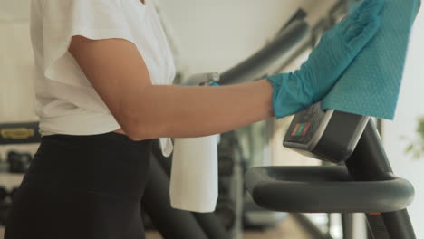 Cleaning-And-Disinfecting-Exercise-Machines-In-The-Gym-1