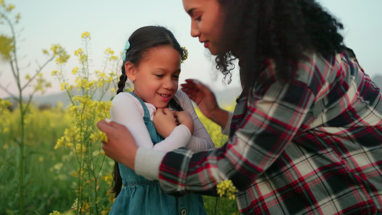 flores, niño y madre frío en el campo