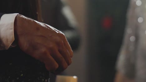 primer plano de la mano en el hombro de un amigo mientras baila
