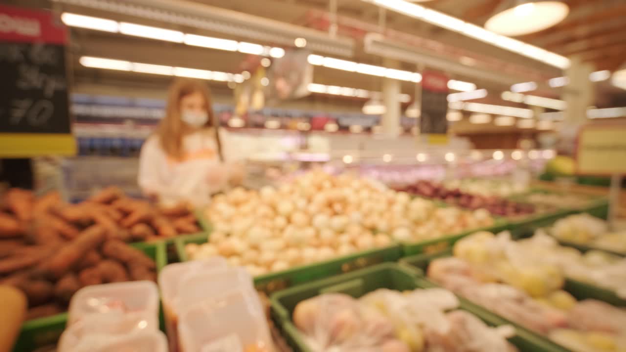 mujer empaquetando verduras orgánicas frescas en el mercado de agricultores. verduras crudas