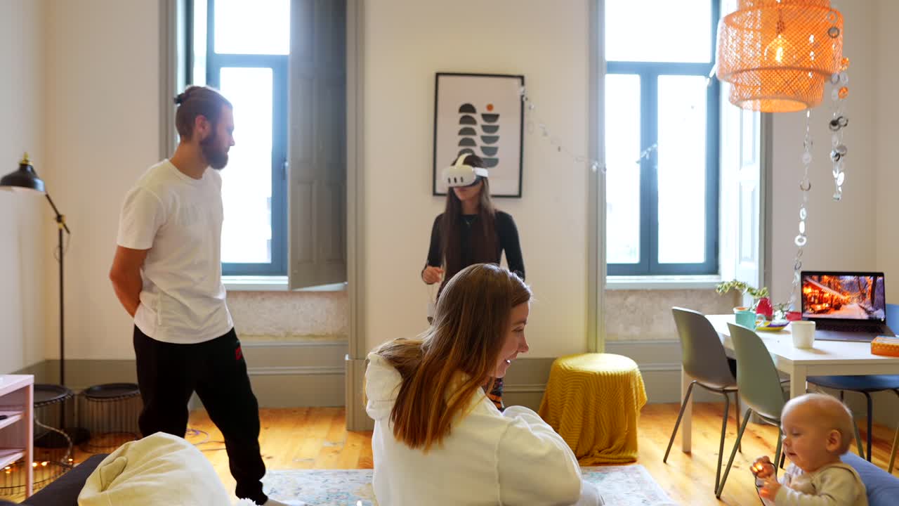 семья наслаждается vr-опытом дома