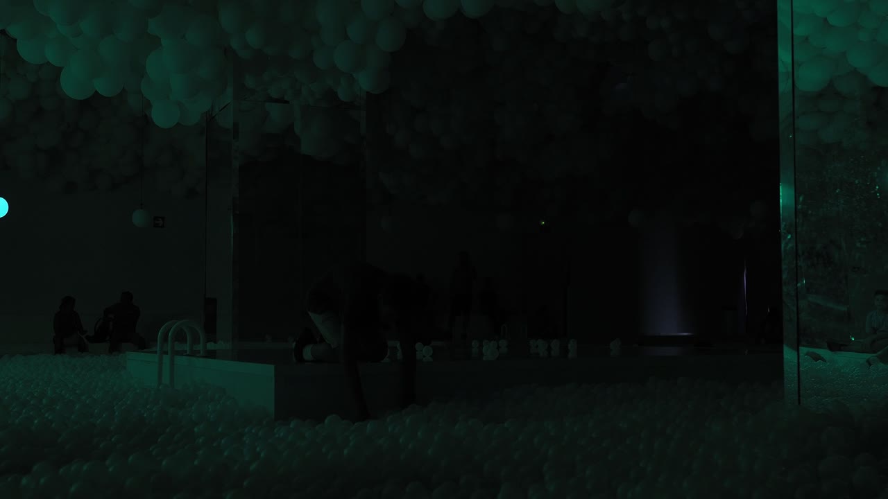 fiesta nocturna en un pozo de bolas