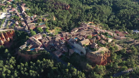 vista aérea de roussillon parque regional natural de luberon en la cima de la colina aldea ochre ri