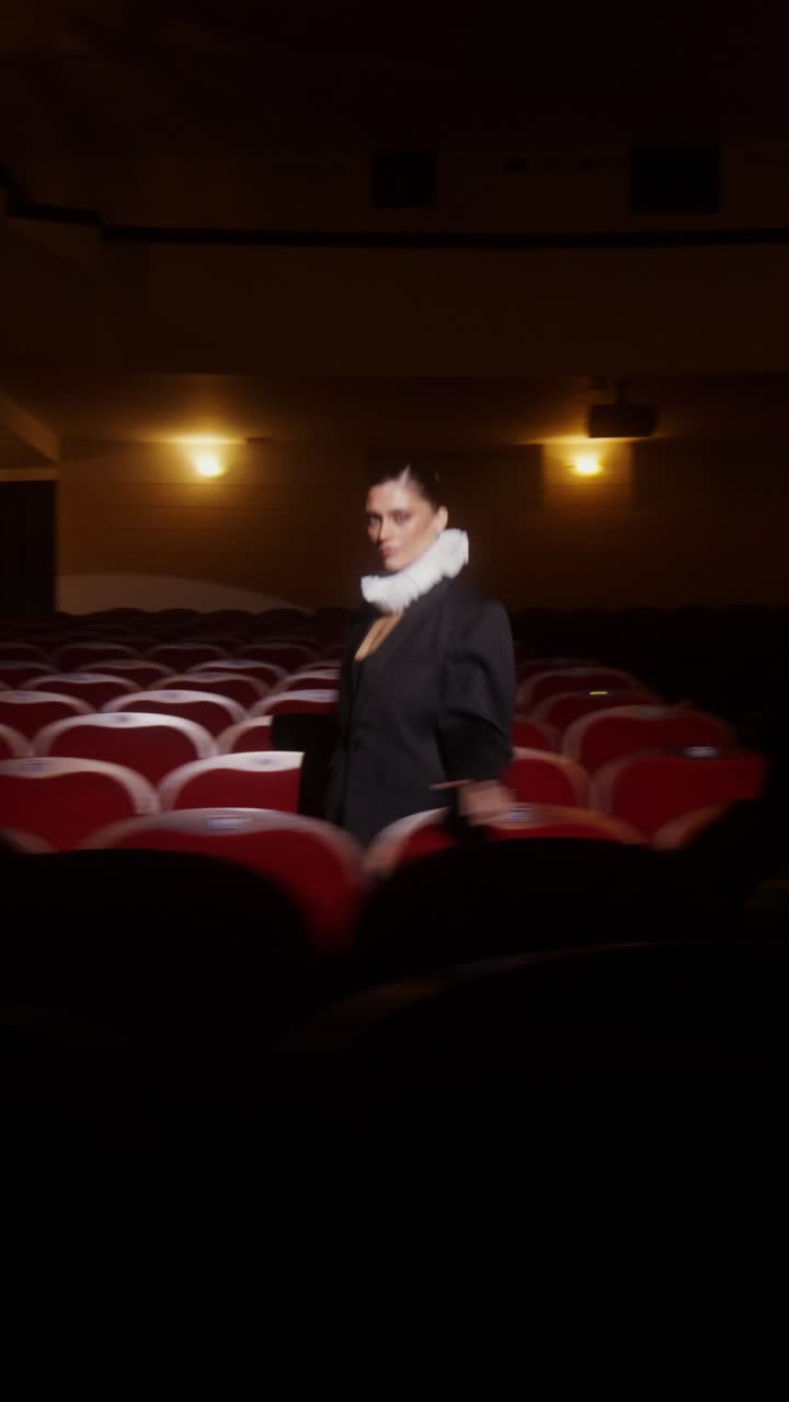 modelo de moda en un teatro