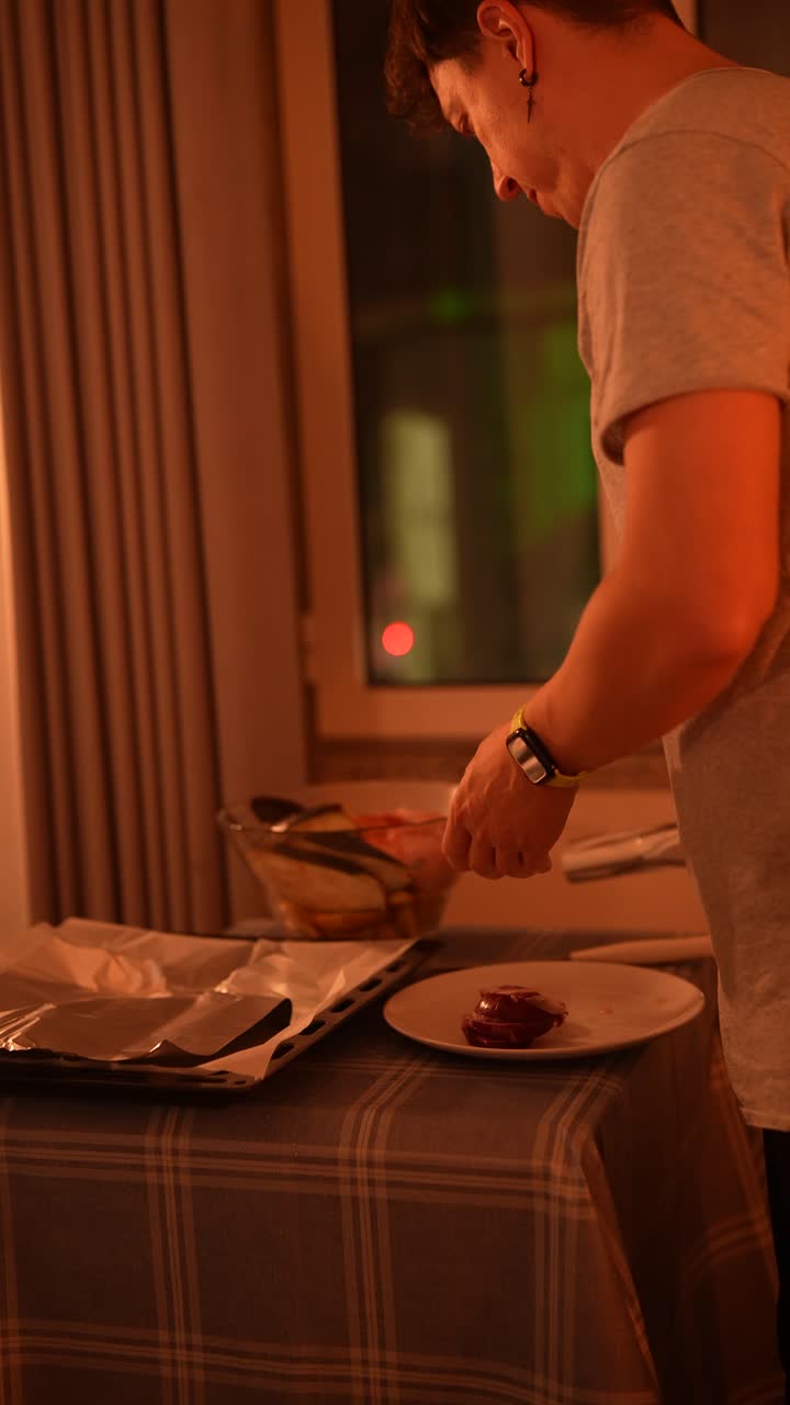 persona que cocina la cena en casa