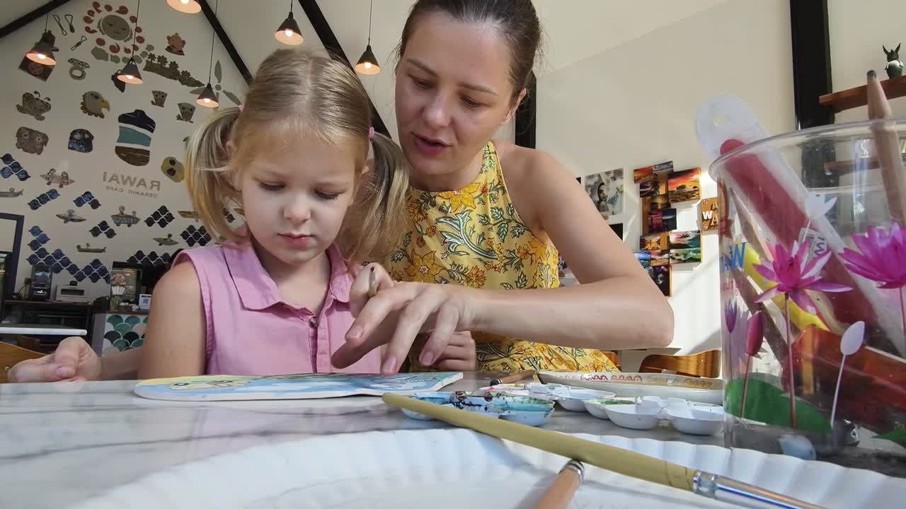 어머니와 딸이 함께 그림을 그리는 것