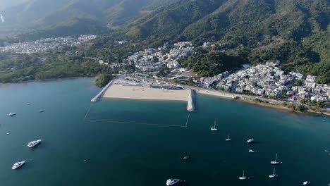 Vista-Aérea-De-La-Costa-De-Hong-Kong-Lung-Mei-Tsuen,-Incluida-Una-Extensión-De-Playa-Artificial