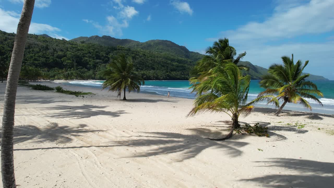 mulher correndo em uma das praias mais bonitas da terra - playa rincon, na república dominicana