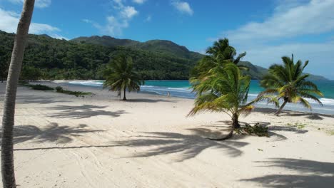 Frau-Läuft-An-Einem-Der-Schönsten-Strände-Der-Welt-–-Playa-Rincon-In-Der-Dominikanischen-Republik