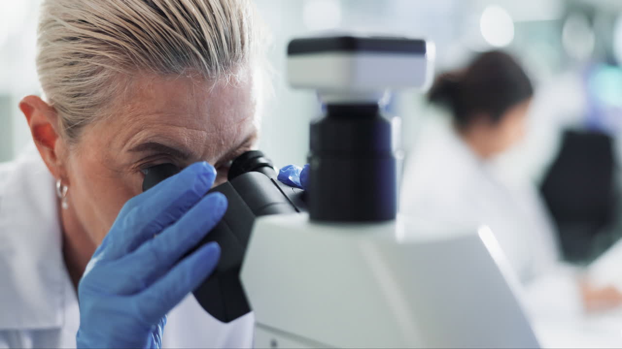 científico usando un microscopio en un laboratorio