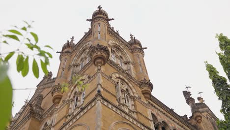 Außenansicht-Des-CSMT-Bahnhofs-In-Mumbai,-Indien,-Mit-Blättern-Im-Vordergrund-1