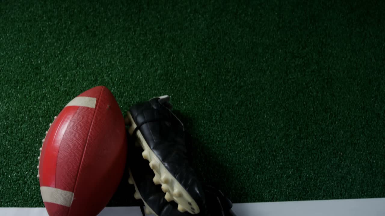 bola de rugby e taco na linha de marcação 4k