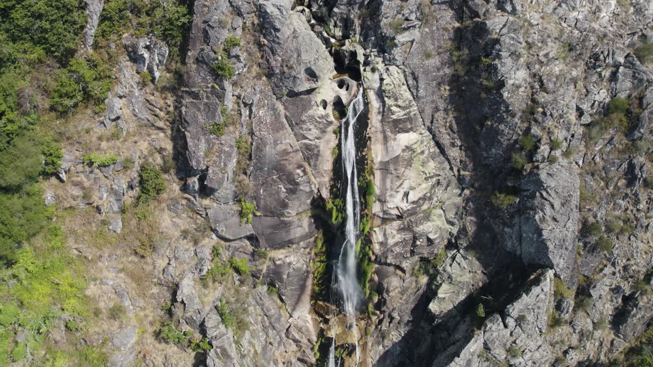 acercamiento aéreo de la cascada natural llamada "frecha da mizarela" en serra da freita