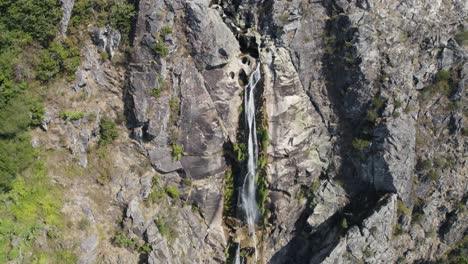 Acercamiento-Aéreo-De-La-Cascada-Natural-Llamada-&quot;frecha-Da-Mizarela&quot;-En-Serra-Da-Freita